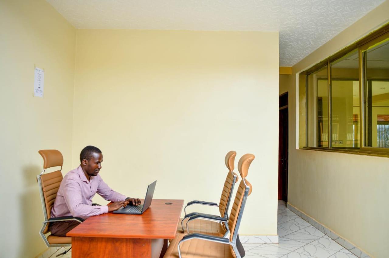 Peace Of Mind Suites Энтеббе Экстерьер фото