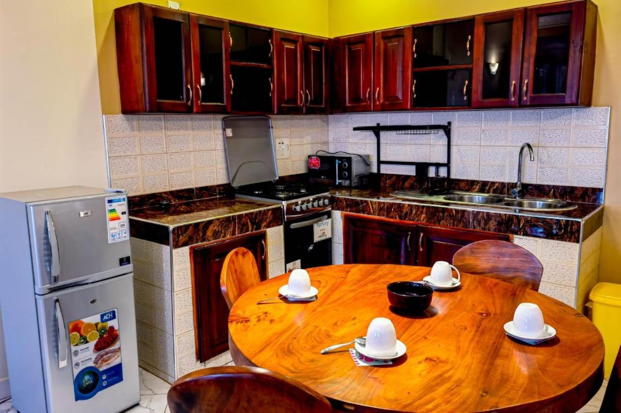 Peace Of Mind Suites Энтеббе Экстерьер фото